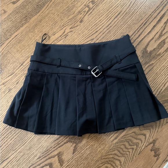Zara Black Pleated Mini Skort with Buckle Detail - Picture 2 of 4